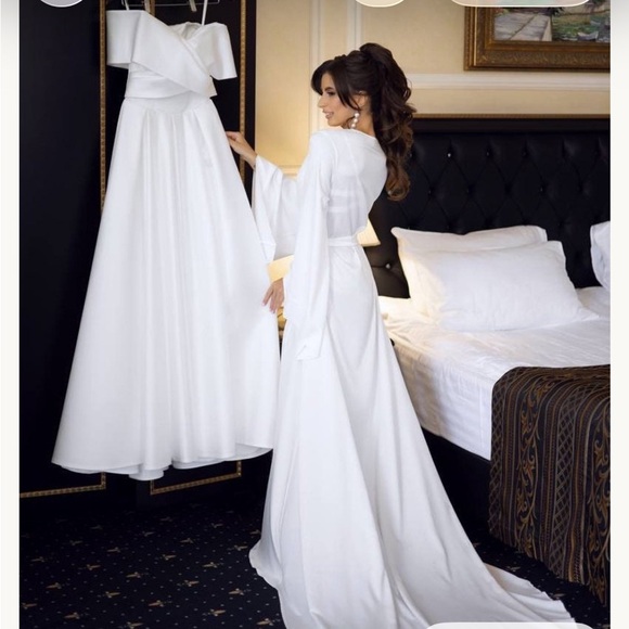 Elegant White Long Bridal Dress with Train - Picture 2 of 3